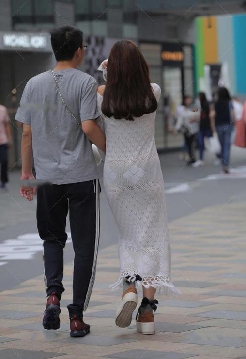 修身长裙 深灰色修身长裙,上身舒适,时尚大气