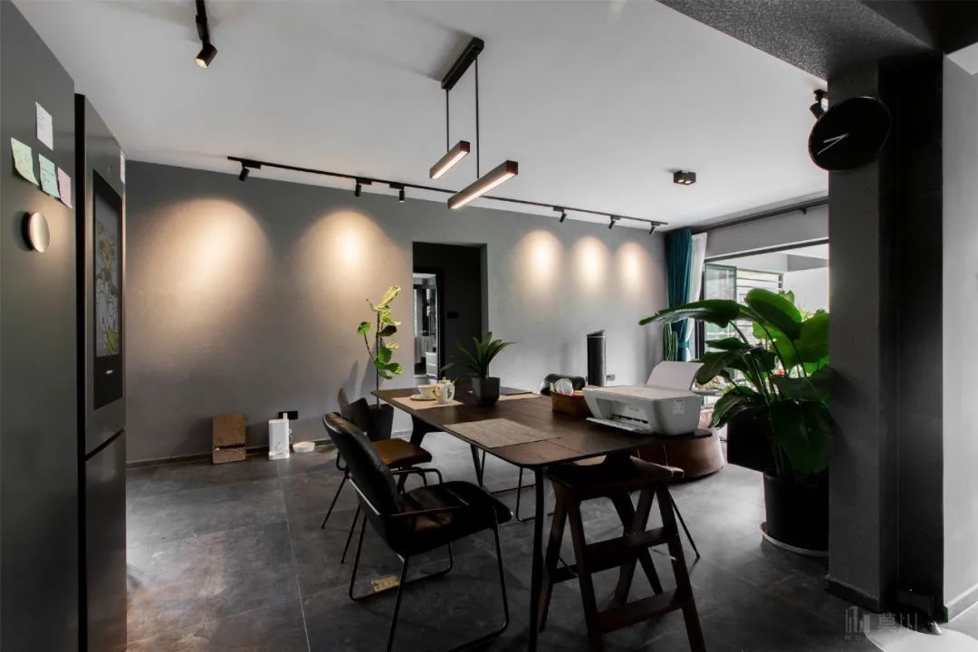 绿植|99㎡现代工业风,85后女神的家,满屋高级灰,绿植清新点缀