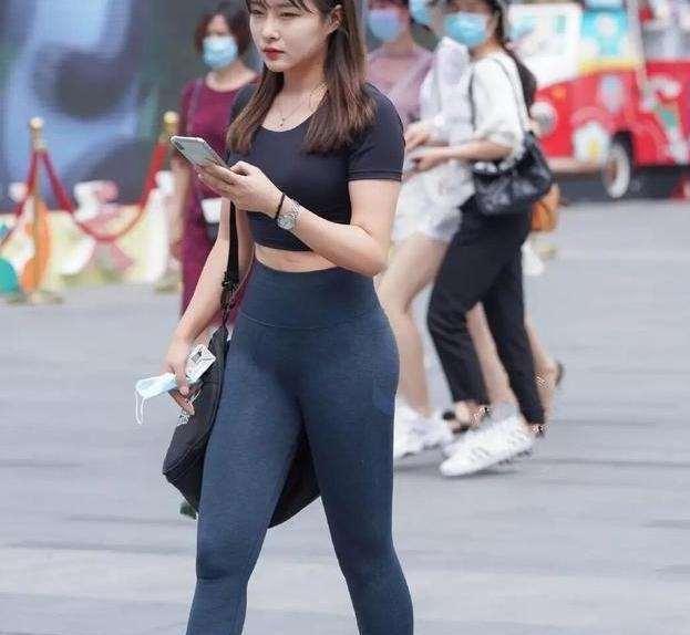运动鞋|潇洒自在的打底裤穿搭更加随意自在，优雅舒适全都有，又可外穿