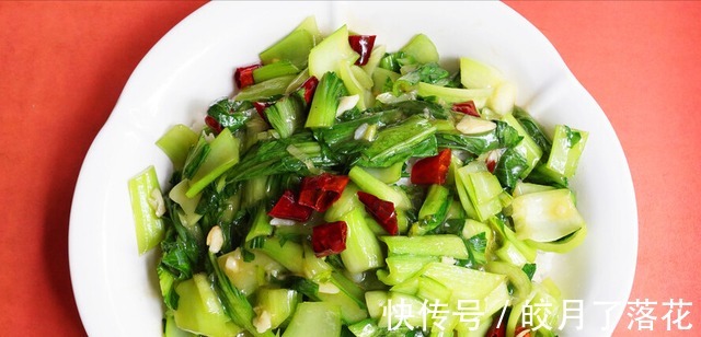 青菜不能直接下锅炒，牢记2个小窍门，出锅青菜翠绿还不出水！