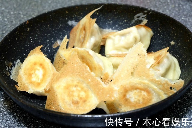 饺子别再煮了，试试这个做法，面粉水比例调配好，冰花又焦又脆！