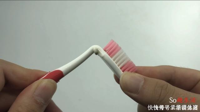 家人|两根旧牙刷绑一起,解决了不少人困扰的难题,抓紧提醒家人还不迟