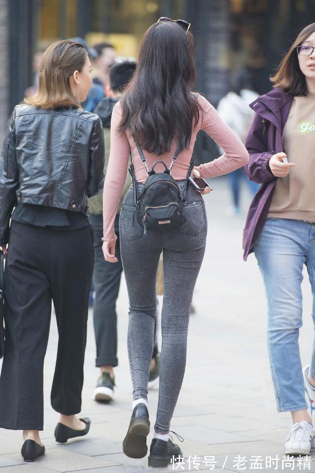 牛仔裤 简约不失时尚,修身牛仔裤穿搭值得一试,腿部线条显得匀称且紧致