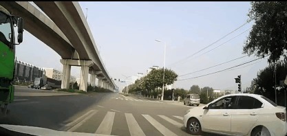 |搞笑GIF:当初我要是这么大胆一点,估计我的娃都能打酱油了