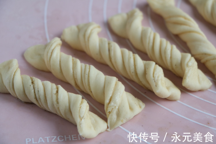 松软|给女儿做了这早餐，松软酥脆，连着吃了5个，三天两头准做一锅