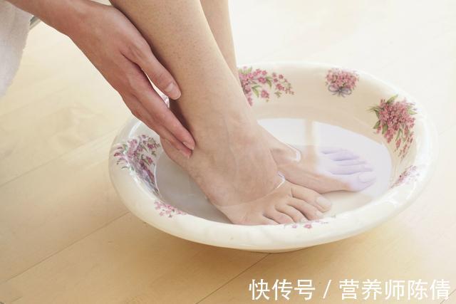热水泡脚|养生从脚开始,夏天泡脚好处多,爱泡脚的人都知道