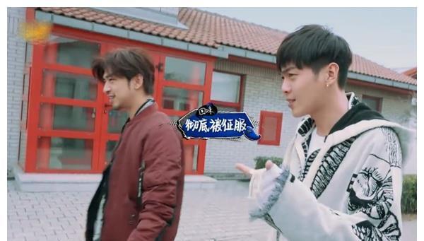 张若昀|张若昀公开自家豪宅内景,超大别墅庭院曝光,家庭条件令人羡慕