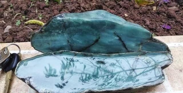 挂件珠子小|任性料主拿下翡翠料子自己雕刻,成品让人苦笑不得,气的直接扔了