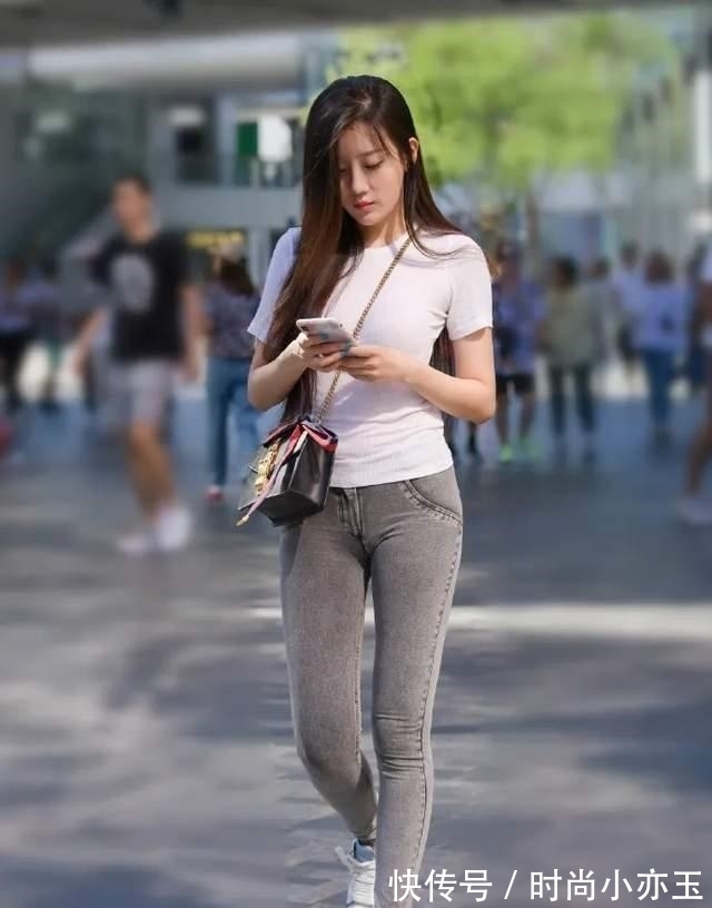 T恤|纯白色圆领短袖T恤,搭配灰色修身牛仔裤,展现文雅女生的时尚美