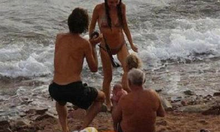 妈妈|海里游个泳就把娃生了,这位妈妈让网友感叹,水中分娩可以很美好