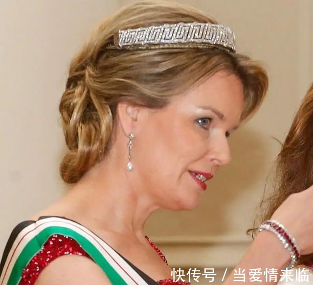 耳环 新年就是要红!王室红宝石珠宝看起来!