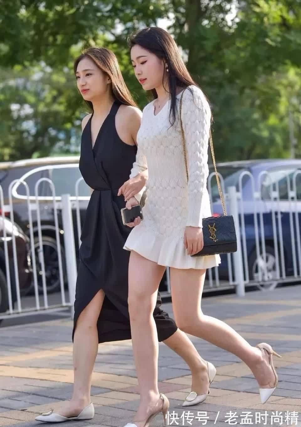 白色 街拍:白色针织短裙搭披肩长发的靓丽姑娘,闺蜜的气质也很不错!