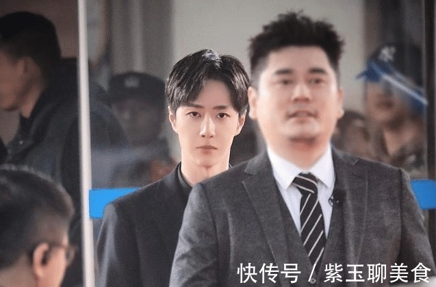 王一博和錢楓出席活動合影,錢楓臉部被虛化,偏愛程度很明顯