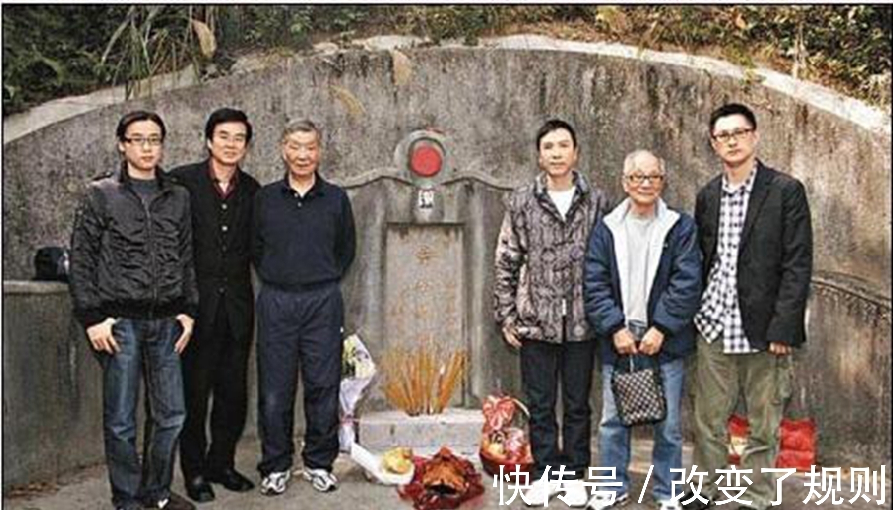 美国@先瞧瞧中国叶问的墓,再看看美国李小龙的墓,差别不是一般的大!