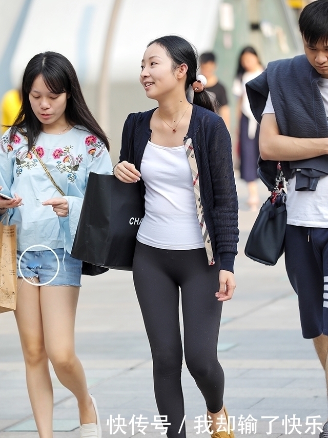 时尚|街拍:打底裤小姐姐的穿着彰显女人味,魅力十足,百看不厌