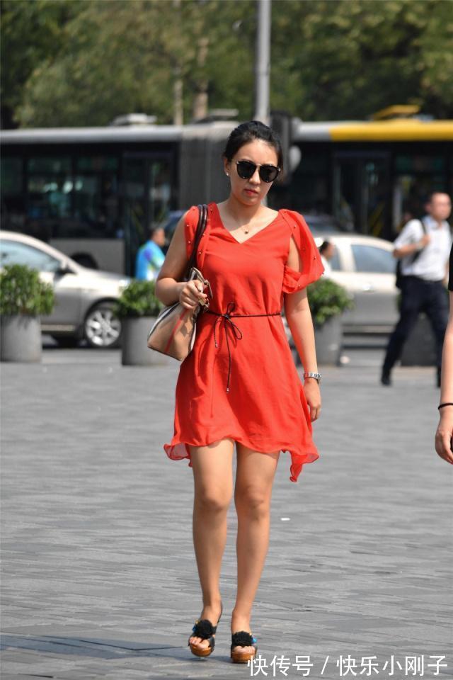 太阳镜 牛仔裤休闲又不失气质,搭配时髦的背心,绽放不一样的魅力