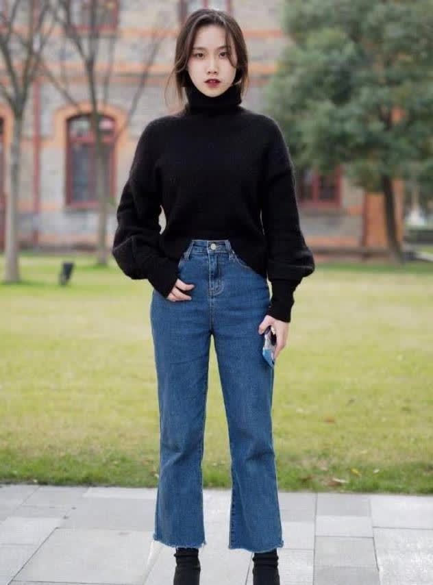 抹胸衣 云髻峨峨的美女, 一件抹胸衣配黑色长裤, 尽显成熟女人韵味