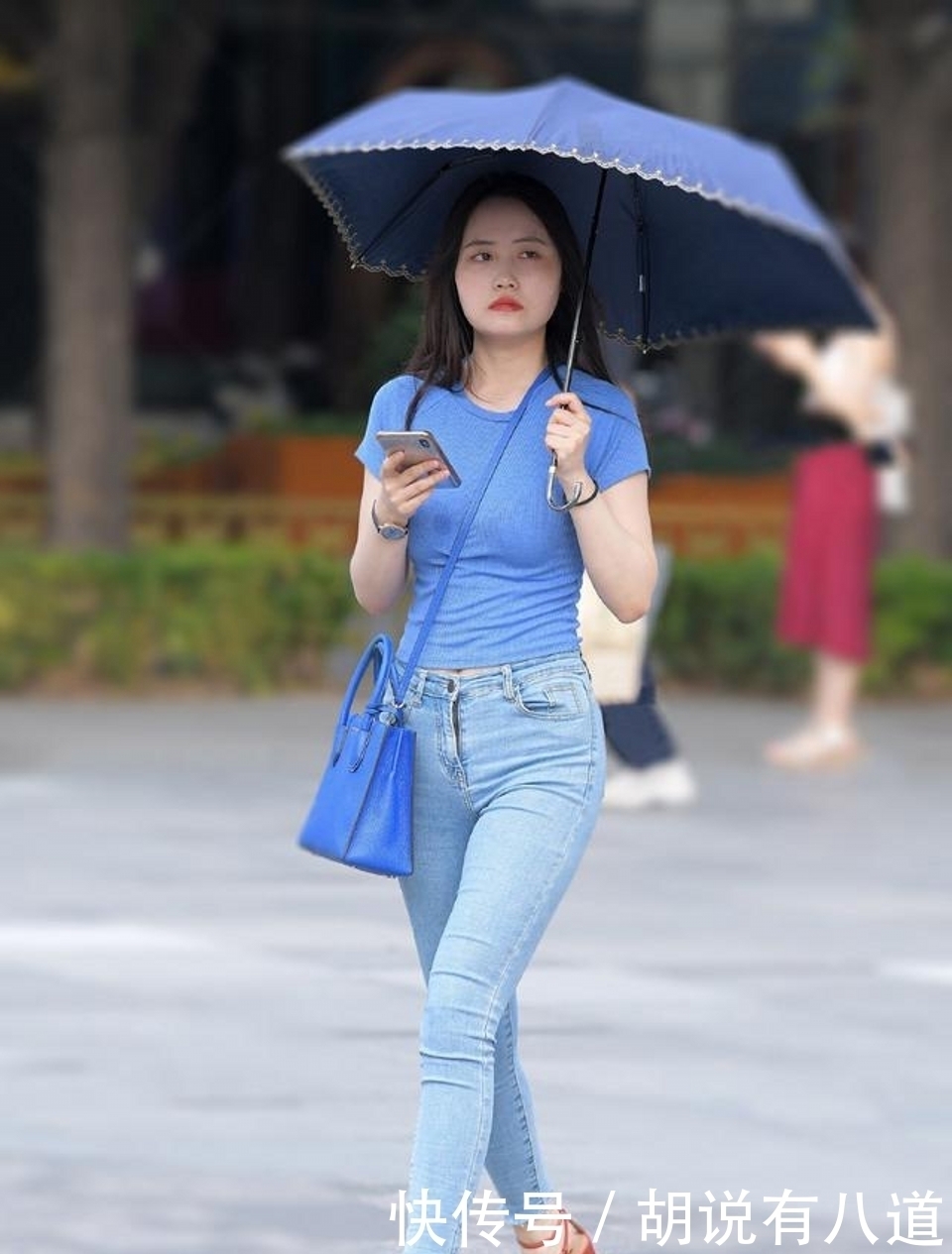  甜美|小姐姐身穿一件粉色的连衣裙，泡泡袖的设计非常甜美，清新动人