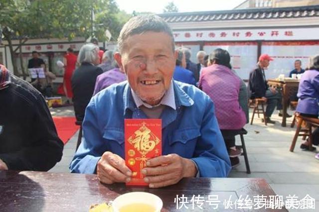 月嫂|老人家帮忙带孩子,过年应不应该给他钱?来听听这些老人说的回答