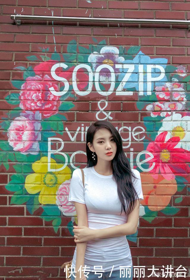 韩版白色短袖打底衫搭配紧身牛仔裤,优雅清纯,美艳动人