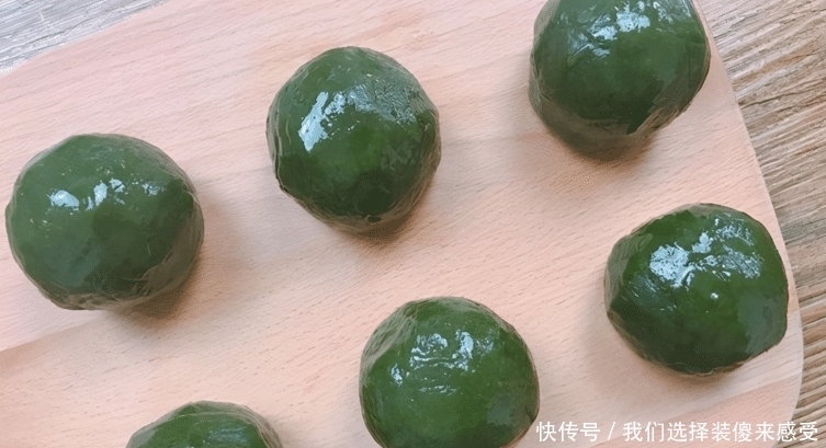 做青团时,牢记2大步,颜色翠绿不发黑,清香软糯又好吃
