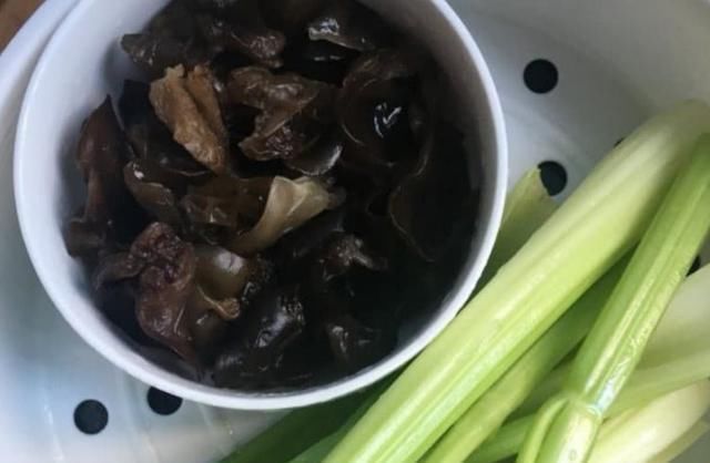 清肠|木耳和此物一起炒,等于“天然泻药”,清肠排宿便,赘肉不见