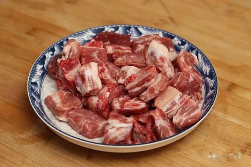 买排骨时，别只会挑肉多的，牢记5点，轻松挑出新鲜好排骨