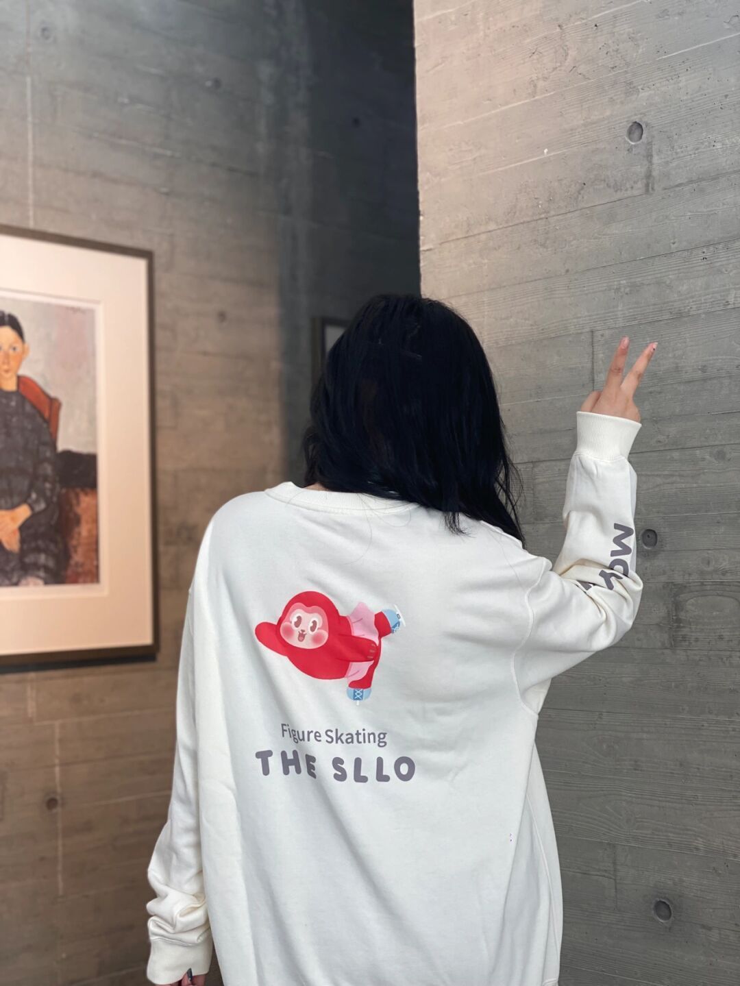 纤细|身材纤细的美女, 一件白色宽松上衣配紧身长裤, 休闲又时尚