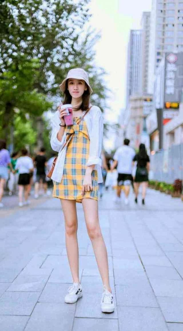 开衫|街拍蓝黄色的格子裙外搭休闲开衫简洁靓丽