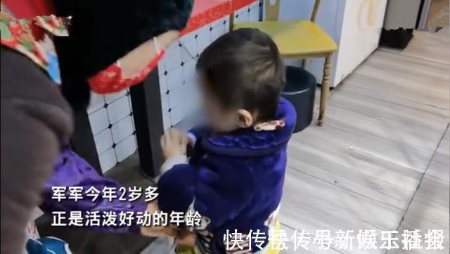 家长|2岁小男孩被绳子拴在面馆的桌腿上引热评,网友:两害相权取其轻