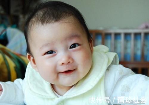爱美之心|孩子出生眼睛太小,宝妈赶忙去找医生询问,医生却笑了