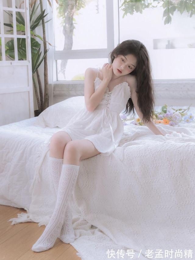 美女 美女穿白色连衣裙就是很好看,仙气十足,干干净净,让人喜欢