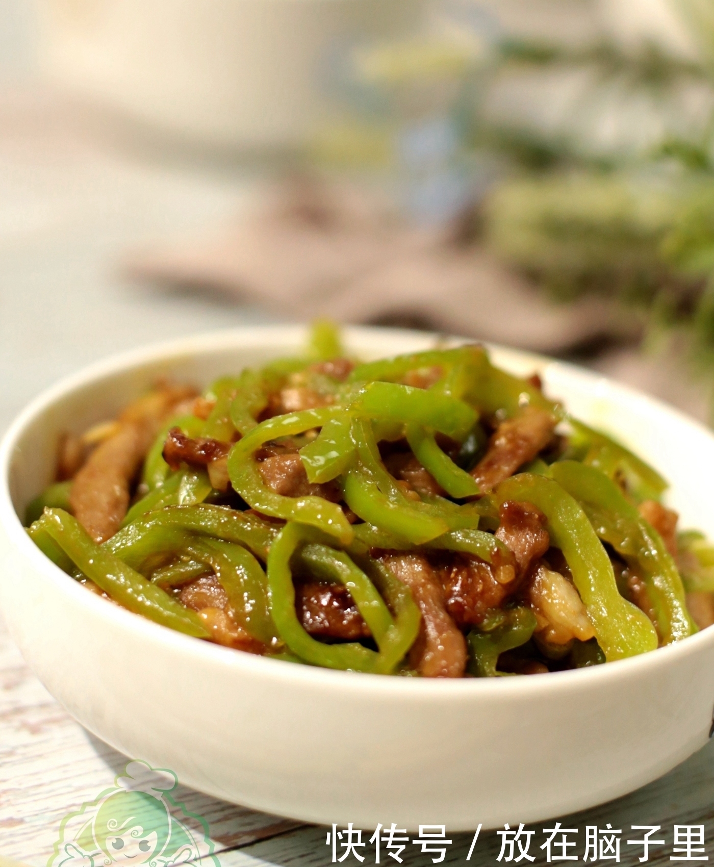 青椒炒肉丝,到底先炒肉还是青椒?分享一下跟大厨学来的方法