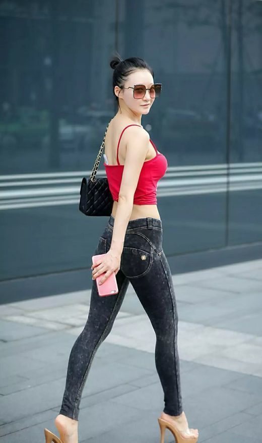 霸道女总裁 小姐姐时尚的穿搭很显眼,身材高挑,靓丽大气