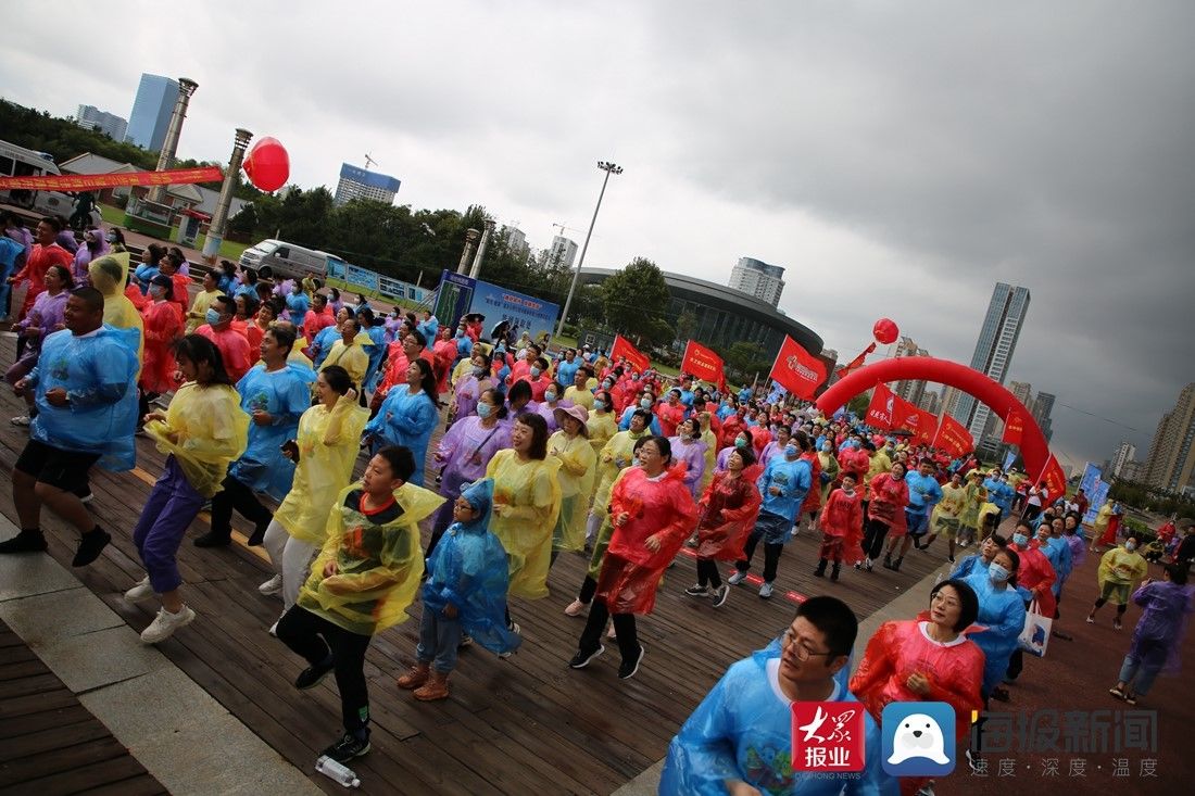 中加国际健康管理中心|日照市中加国际健康管理中心助力健步行 现场带领参与者做“集训”