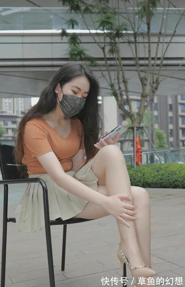 裸色 橙色圆领短袖搭配卡其色百褶短裙,从容优雅,满满的青春气息