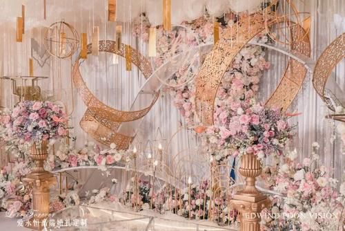 浪漫而又温馨的香槟金色+粉色系婚礼，你喜欢这种色系的搭配吗？