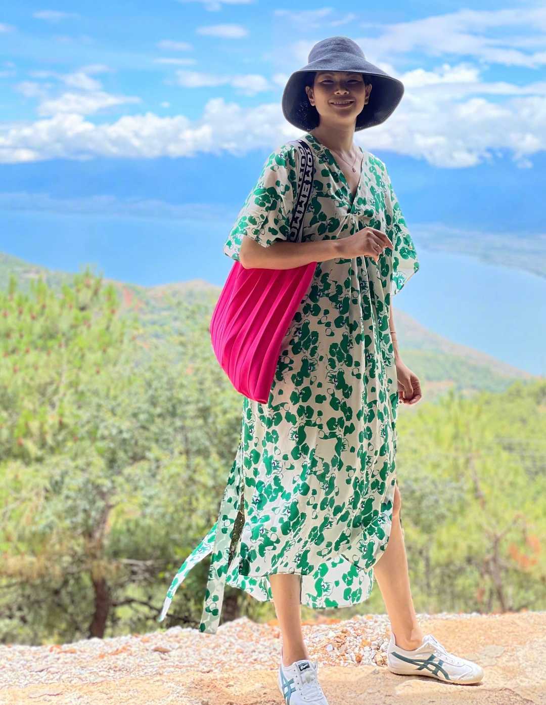 渔网|吕燕真不愧是超模，穿一身孔雀毛连衣裙结合黑色渔网，气场全开