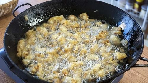 农村姑娘教你这样熬制猪油,出油量高,雪白无腥气,油渣焦黄酥脆