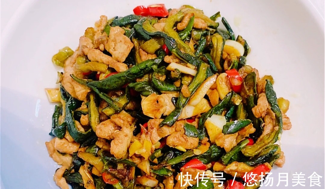 简单快手的三道家常菜推荐鱼香肉丝,蒜蓉苋菜,黄瓜皮炒肉丝!