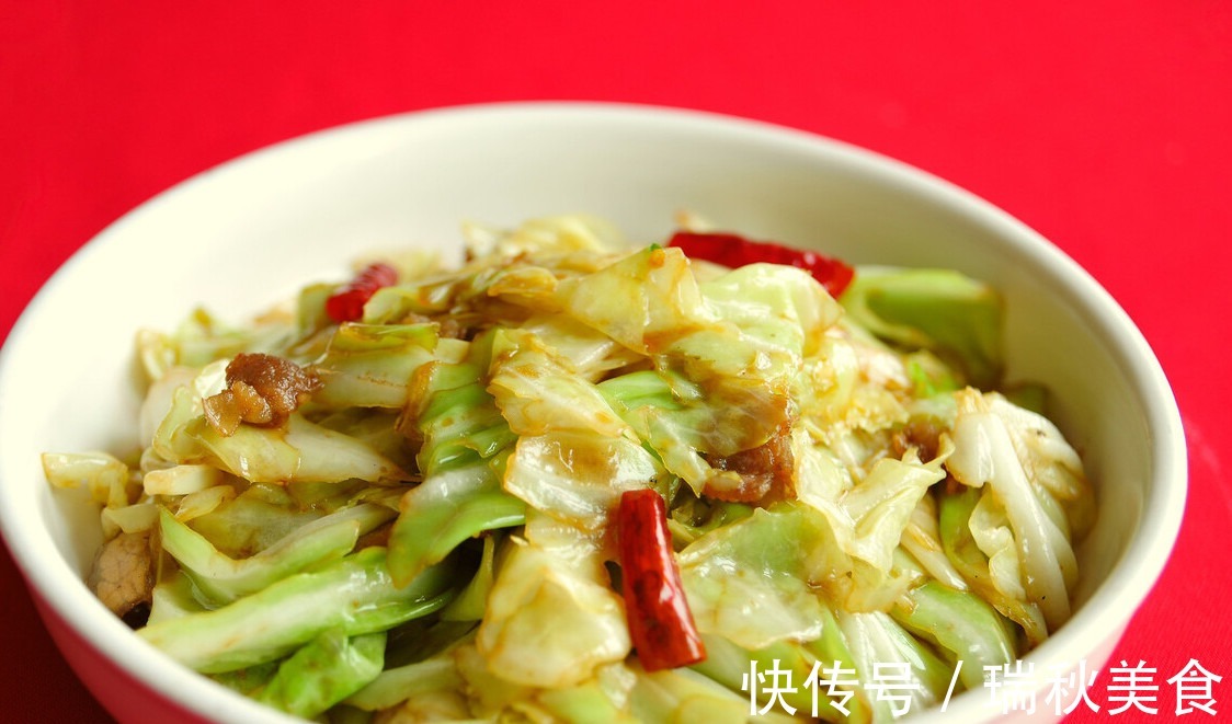 炒包菜|炒包菜时，先焯水还是先过油大厨教你正确做法，包菜又脆又香