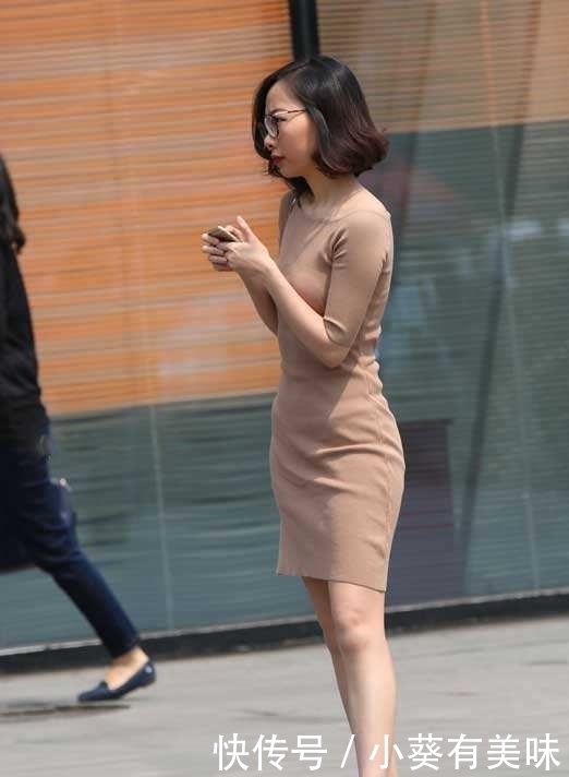 制服|街拍:制服加黑丝,这样的小姐姐看了好心动