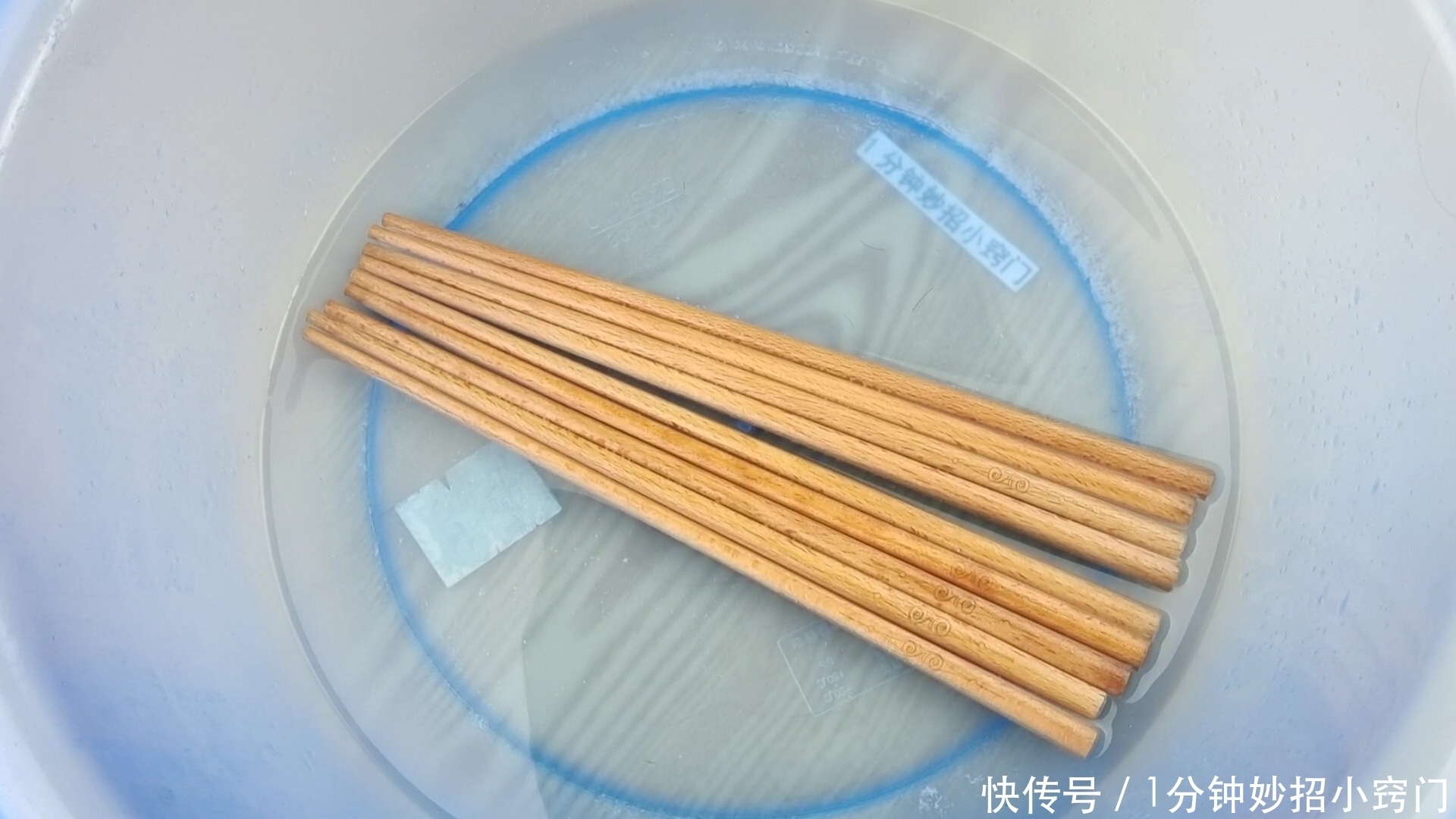 每天用清水洗筷子,相当于吃细菌,教你一招,筷子干净又杀菌
