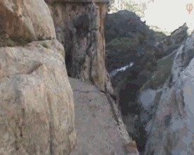 |搞笑GIF:嫂子为了让大哥戒烟 使尽了她浑身招数