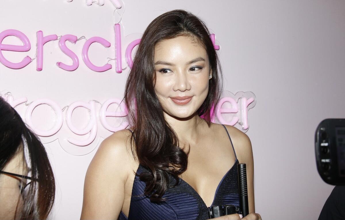 高级感|乐基儿穿出了“富态美”精髓,黑色吊带裙高级精致,S曲线抢镜