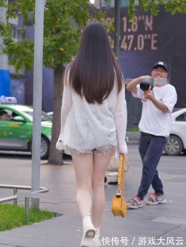 短裤 米色针织上衣,搭配灰色短裤,休闲轻盈,气质出众!