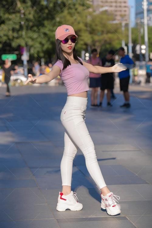 小款的上衣穿上显瘦，搭配白色铅笔裤的话会显得整个人很娇小