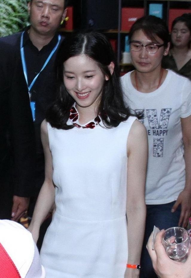 小姐姐|章泽天才是“商圈”气质女神,穿一袭无袖白色的连衣裙,干练洋气