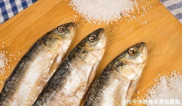 鲜嫩|腌鱼时,加盐腌制是大错,教你正确做法,鱼肉质鲜嫩,没一点腥味