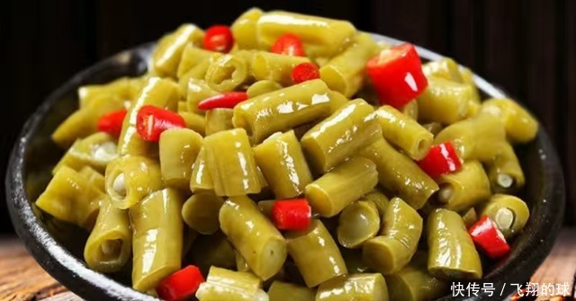 这是酸豆角最好吃的做法，三天又酸又脆，非常开胃下饭